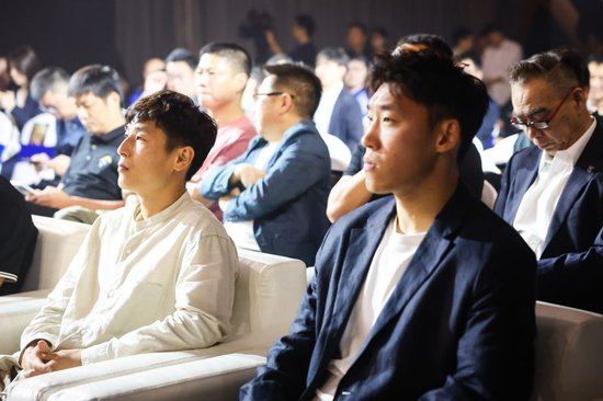 拥有2000多名自主研发人员。介绍图片